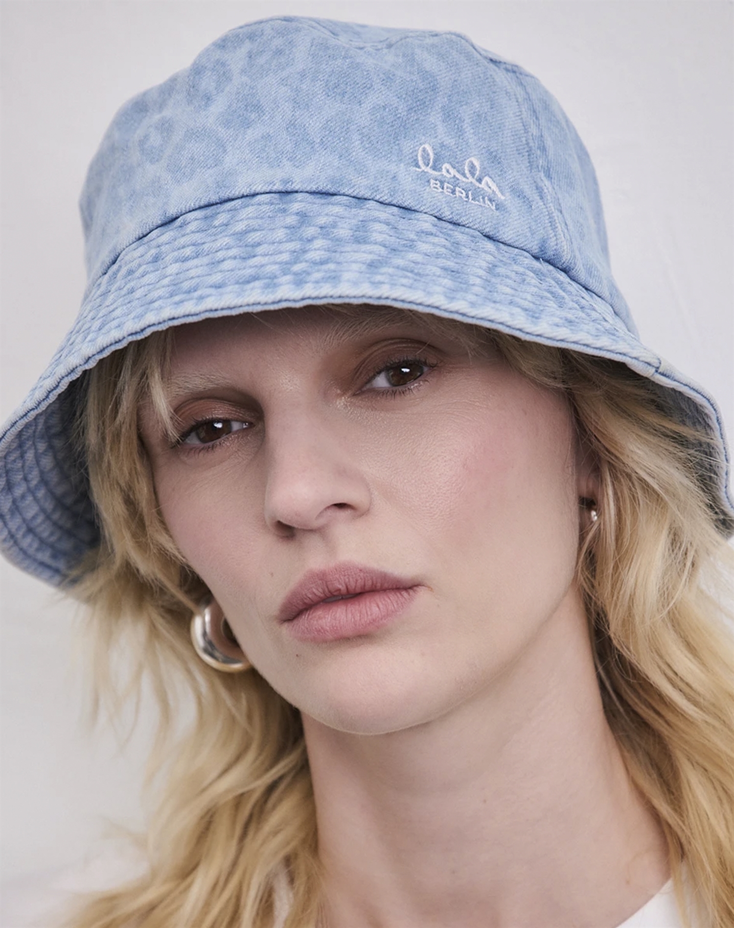 Washed Lala Lala Berlin - Hannah Printed Denim Bøllehat - Washed Blue Leo